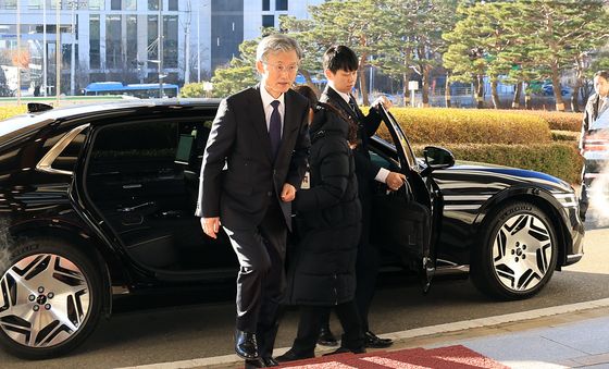 대법원으로 향하는 조희대 대법원장