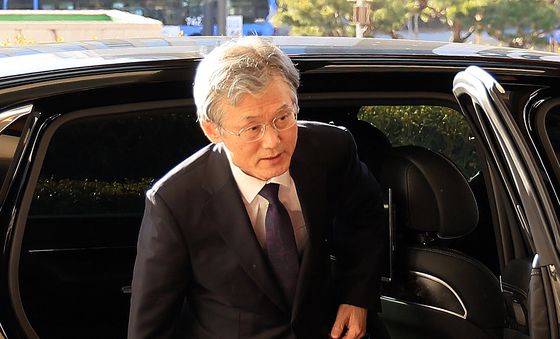 대법원으로 출근하는 조희대 대법원장