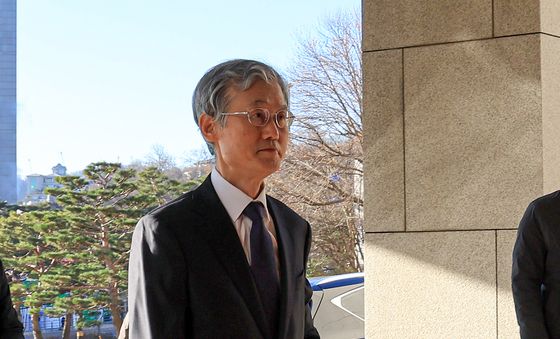 출근하는 조희대 대법원장