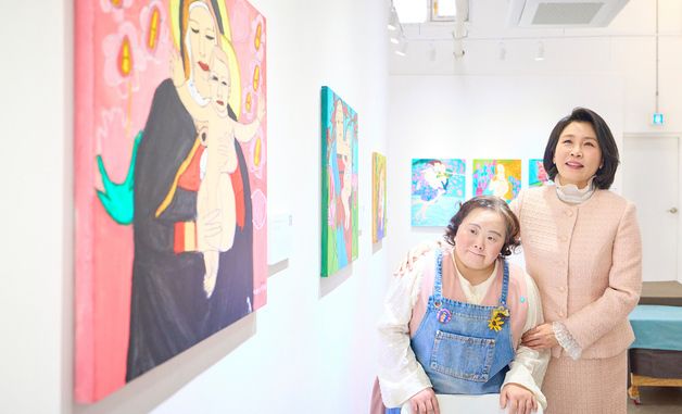 김혜경 여사, '은혜로운 명화전' 전시작품 관람