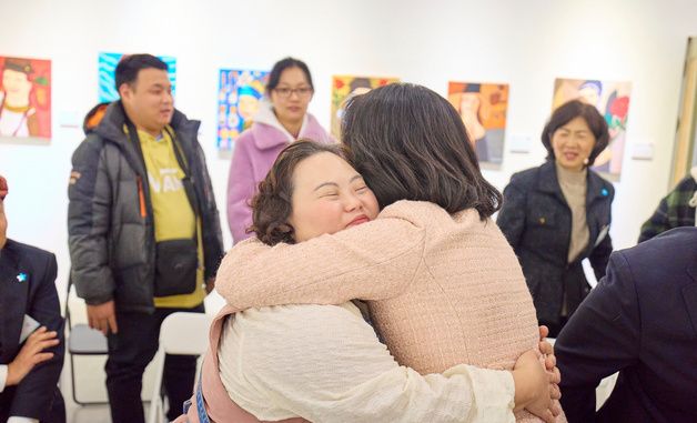 정은혜 작가와 포옹하는 김혜경 여사
