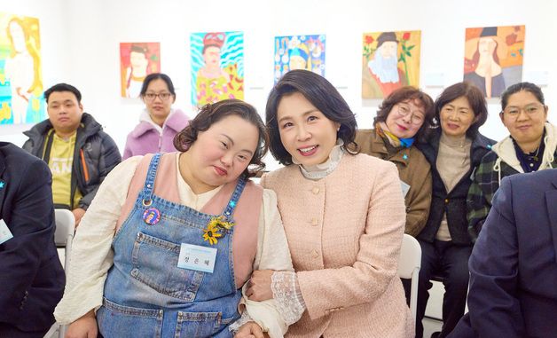 정은혜 작가와 기념촬영 하는 김혜경 여사