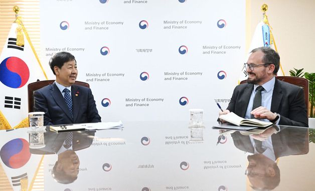 피치 국가신용등급 담당 이사와 면담하는 구윤철 부총리