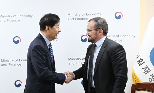 피치 국가신용등급 담당 이사와 악수하는 구윤철 부총리