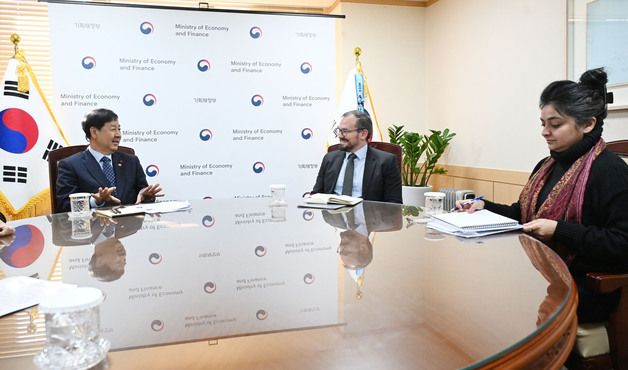 피치 연례협의단과 면담하는 구윤철 부총리