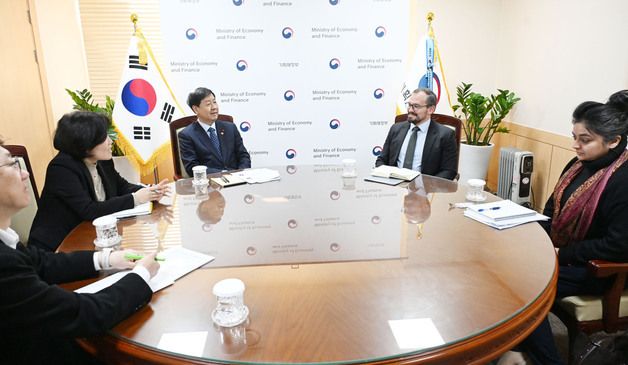 피치 연례협의단과 면담하는 구윤철 부총리