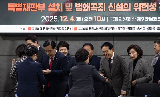 참석자들과 인사하는 국민의힘 지도부