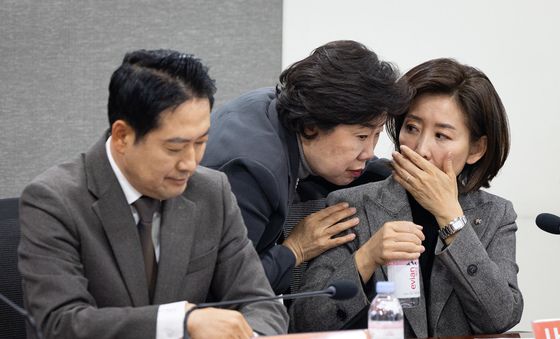 대화 나누는 조배숙·나경원 의원