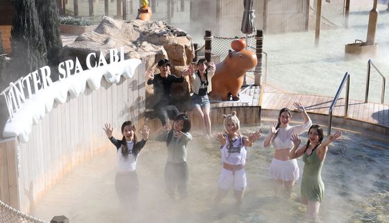 카피바라와 함께 즐기는 '윈터 스파 캐비'