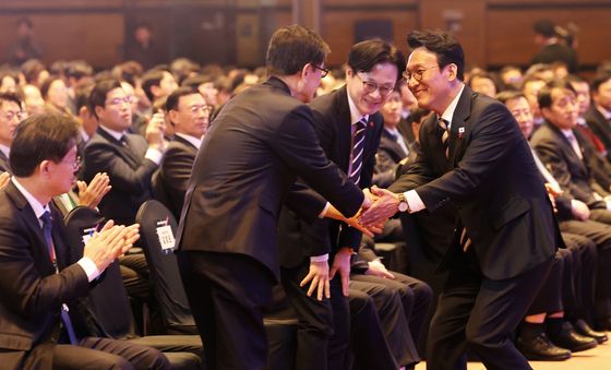 무역협회장과 악수하는 김민석 총리