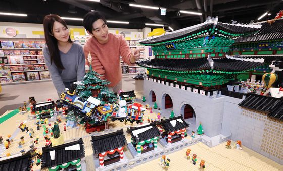 레고로 만든 광화문 설치된 레고스토어 용산점