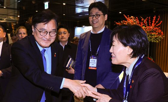 악수하는 우원식 의장과 송미령 장관