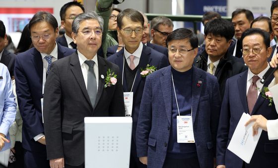 장재훈 부회장과 부스 둘러보는 김성환 장관