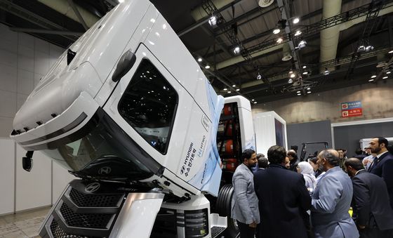 수소 전기트럭 살펴보는 관람객