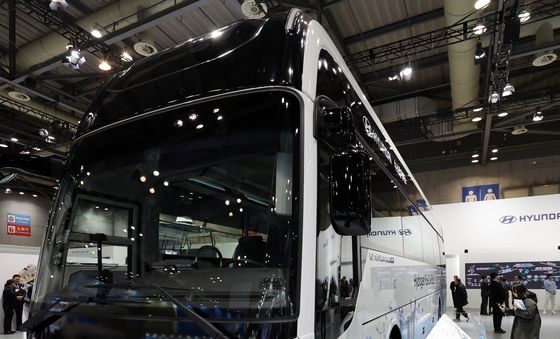 수소 전기버스 살펴보는 관람객