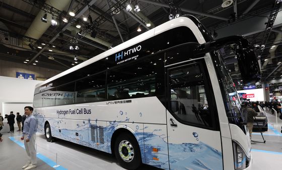 수소 전기버스 살펴보는 관람객