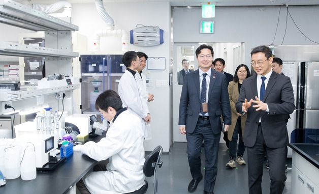 구혁채 제1차관, AI 바이오기업 연구현장 방문