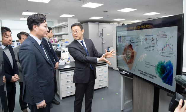 구혁채 제1차관, AI 바이오기업 연구현장 방문