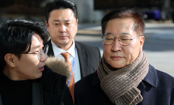 특검 소환된 박성재 전 장관, 김건희 수사 무마 질문에 침묵