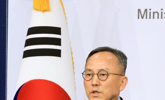 브리핑하는 박일 외교부 대변인