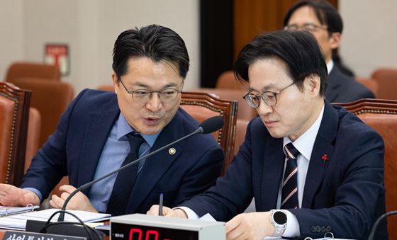 대화 나누는 김정관 산업통상부 장관과 문신학 차관