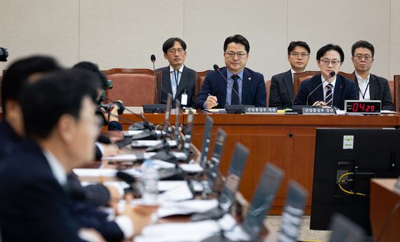 질의 답하는 김정관 장관