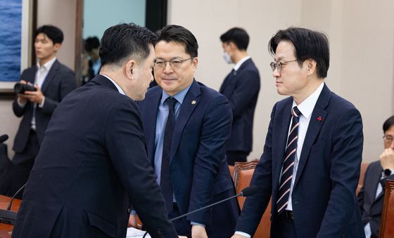 김종민 의원과 대화하는 김정관 산업통상부 장관