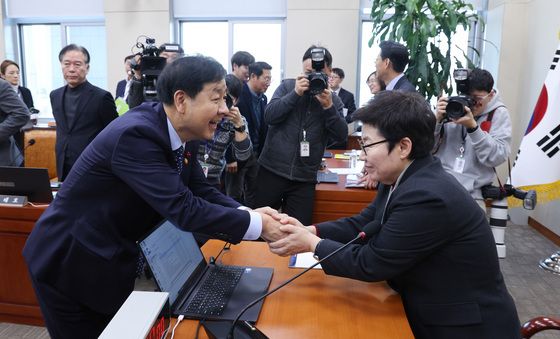 임이자 위원장과 인사하는 구윤철 부총리