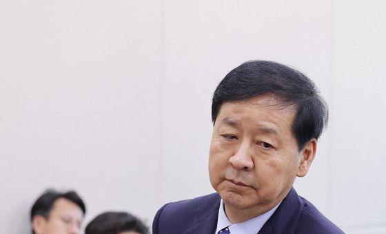 발언대 향하는 구윤철 부총리