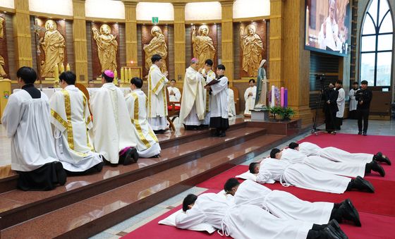 부복기도 올리는 부제 수품자들