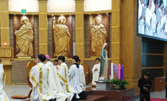 부복기도 올리는 부제 수품자들