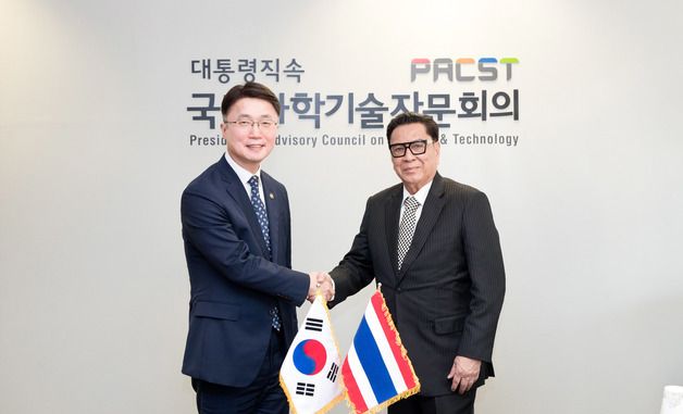 태국 상원 상임위원장과 악수하는 류제명 제2차관