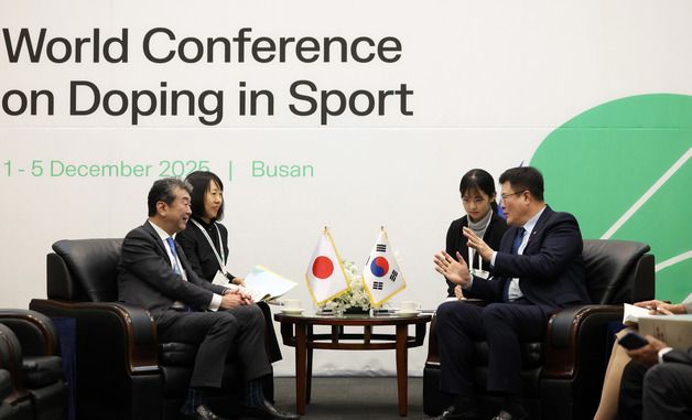 일본 문부과학성 부대신 면담하는 김대현 제2차관