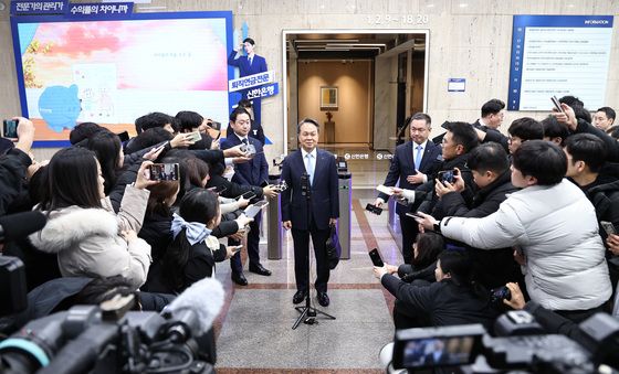 취재진 앞에 선 진옥동 신한금융 회장