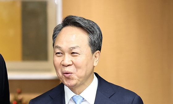 진옥동 신한금융 회장, 3년 연임 성공