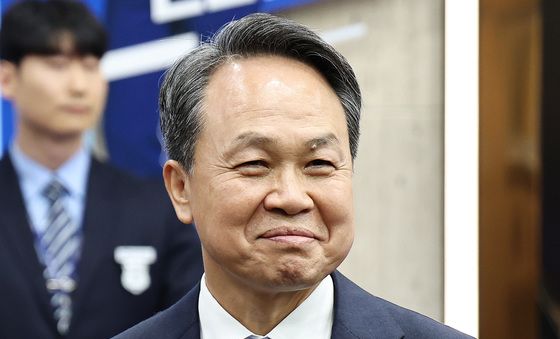 연임 소감밝히는 진옥동 회장