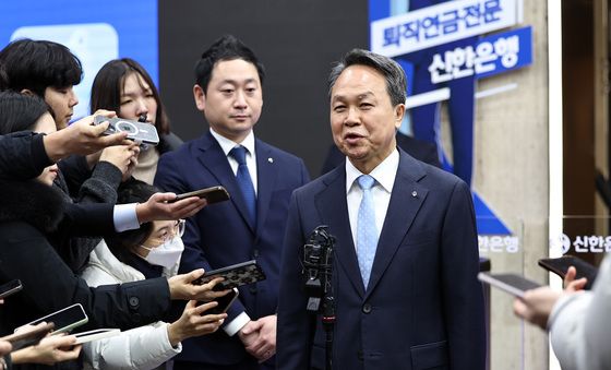 진옥동 신한금융 회장, 3년 연임