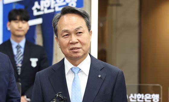 소감 밝히는 진옥동 회장