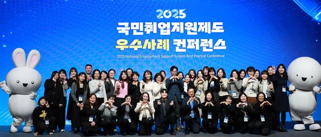 기념 촬영하는 김영훈 노동부 장관