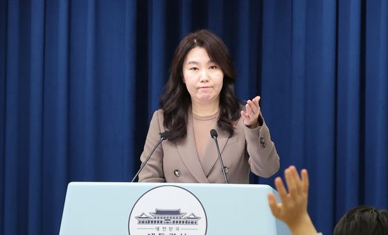 질문 받은 강유정 대변인