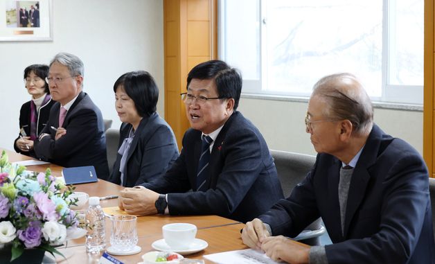 발언하는 최교진 장관