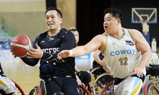 격렬한 볼 다툼, 레오 양동길