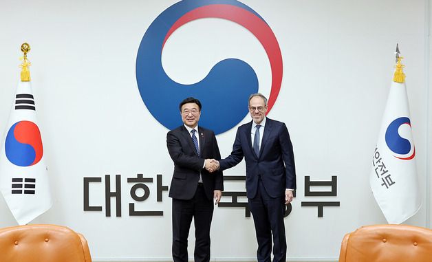 아마존 수석 부회장과 악수하는 윤호중 장관