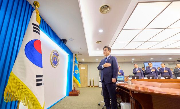 국민의례 하는 이재명 대통령