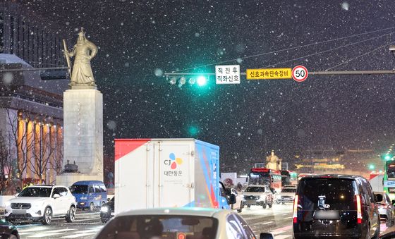 첫눈이 펑펑…안전운전 하세요