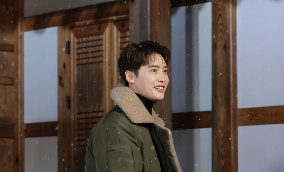 '아이유♥' 이종석, 서울 첫눈 맞으며