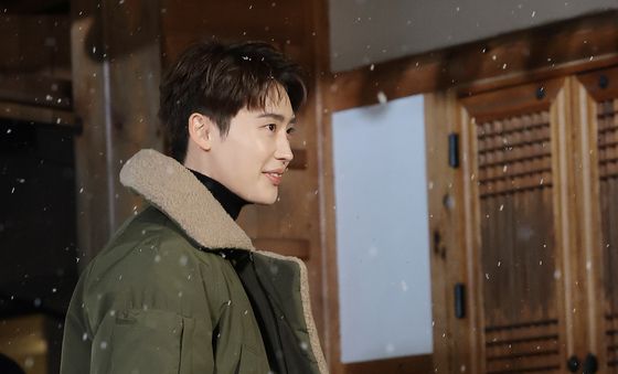 '아이유♥' 이종석, 서울 첫 눈 맞으며