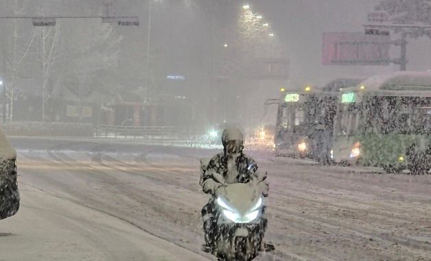 서울 첫눈 폭설 속 '배달 중'