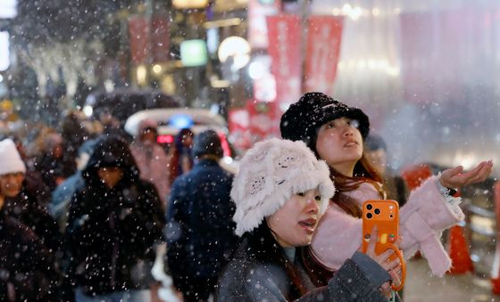 서울에서 만난 첫눈이 즐거운 관광객들