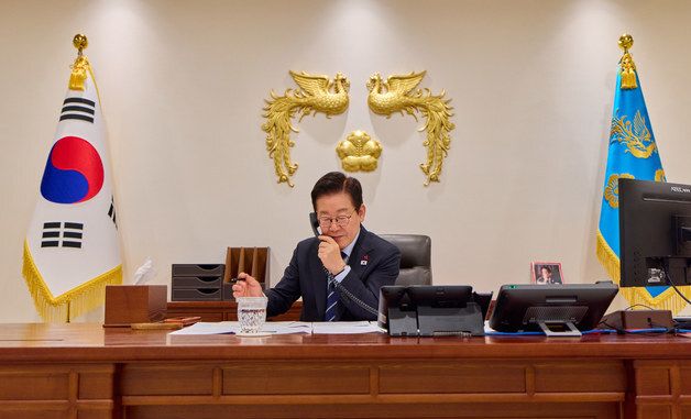 루마니아 대통령과 전화 통화하는 이재명 대통령